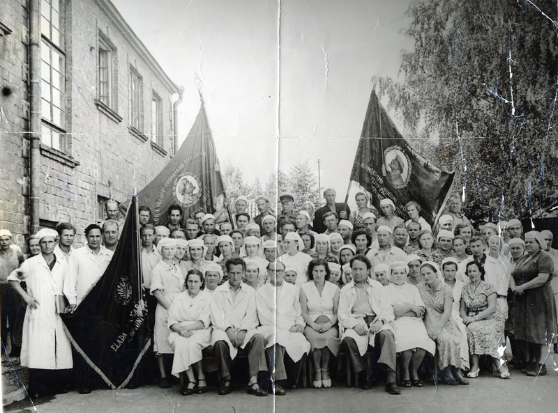 Foto.  Üleliidulise sotsialistliku võistluse rändpunalipu üleandmine 1957. a.