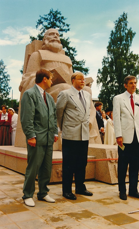 Jakob Hurda ausamba avamine. 
Tartu, Vanemuise park, 1994.