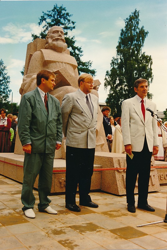 Jakob Hurda ausamba avamine. 
Tartu, Vanemuise park, 1994.