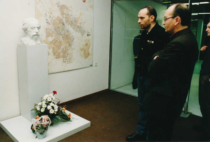 TÜ raamatukogu: Juri Lotmani büst, avamine. Tartu, 1998.