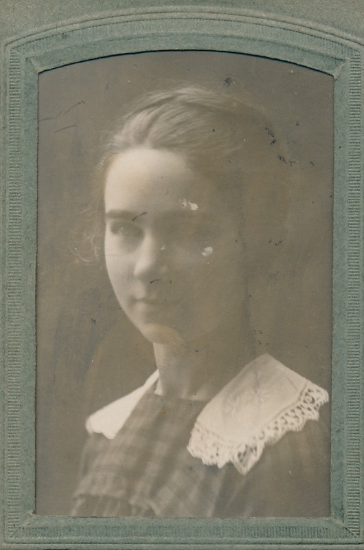 Ateljeefoto: neiu Hilda Mootse (Mootsa) rinnaportree.