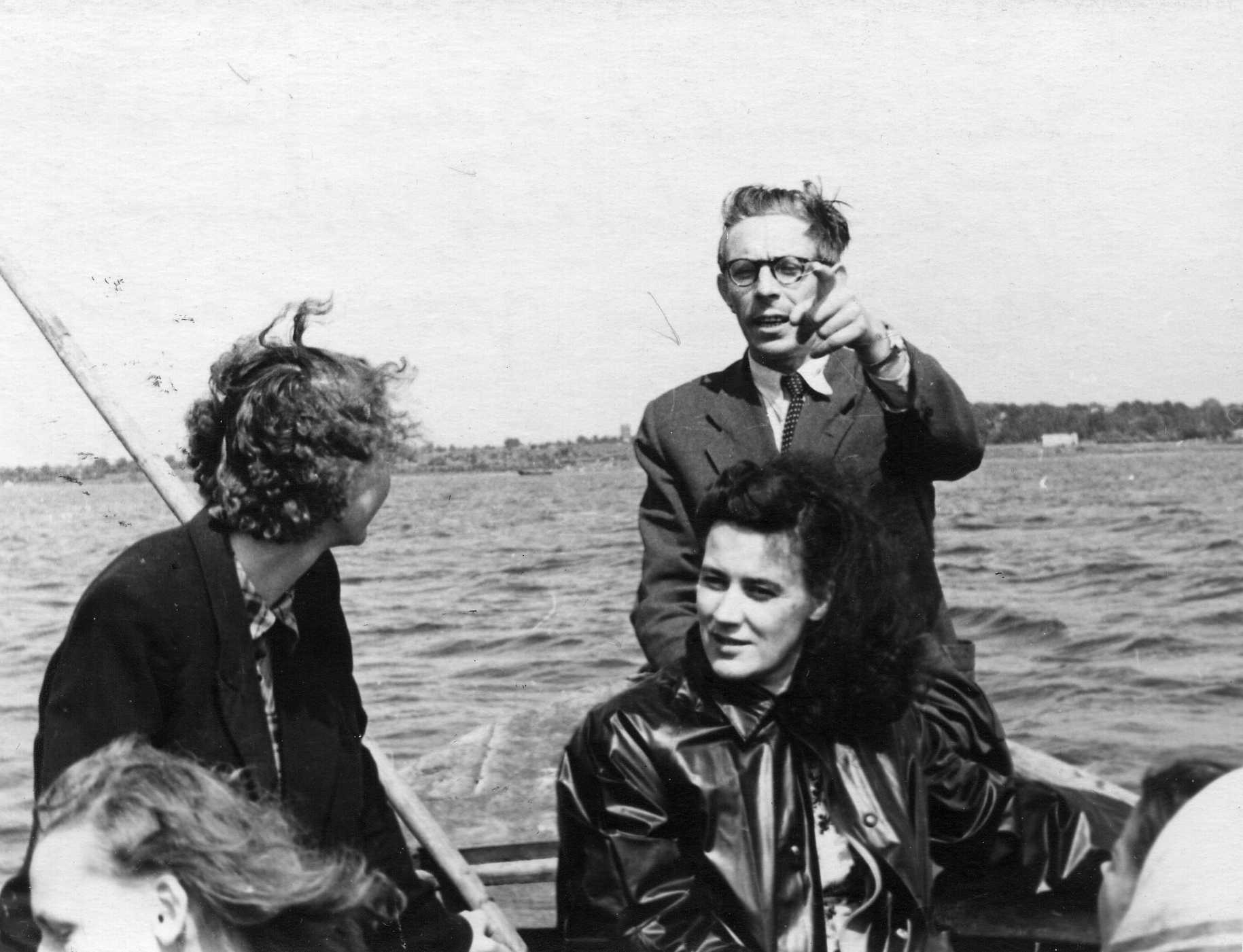 Juhan Smuul ja Debora Vaarandi Tartu II keskkooli õpilasekskursiooniga paadisõidul.
Väike väin, juuni 1957. Foto Hillar Palamets.