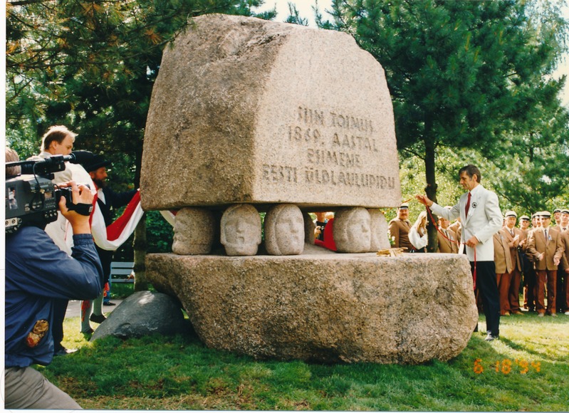 Tartu juubelilaulupeo tseremoonia 
laulupeo mälestusmärgi juures.
1994.