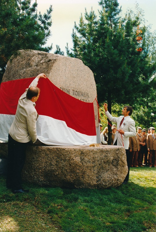 Tartu juubelilaulupeo tseremoonia 
laulupeo mälestusmärgi juures.
1994.