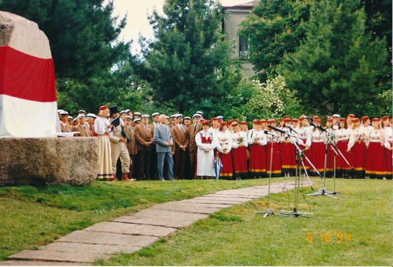 Tartu juubelilaulupidu. Laulupeo mälestuskivi avamine Narva mäel.
Tartu, 1994.