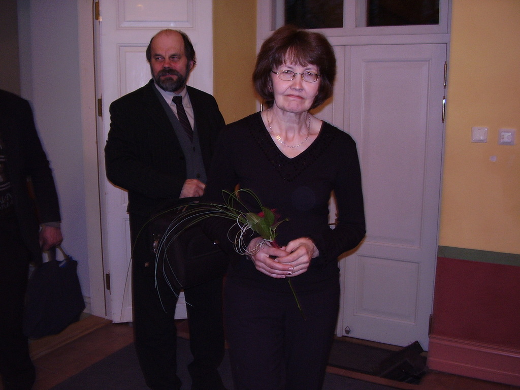 Näitus, Tartu linnapea Aleksander Tõnisson. Avamine, esiplaanil näituse kuraator Teesi Kivivare. Tartu, 2006.