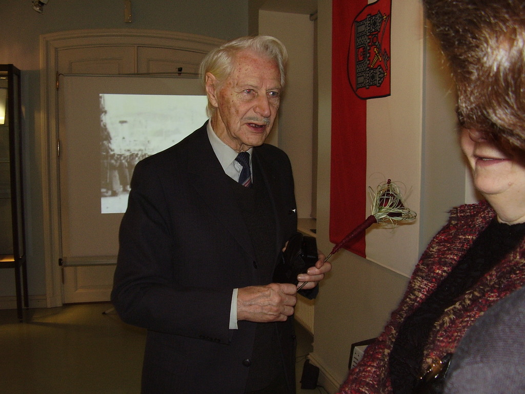 Näitus, Tartu linnapea Aleksander Tõnisson. Avamine, esineb Leo Tõnisson. Tartu, 2006.