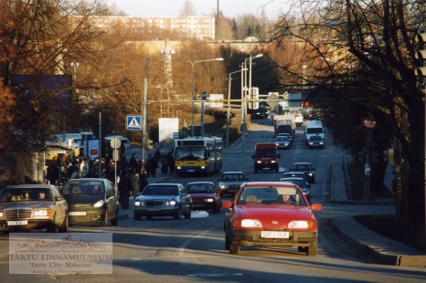 Riia mnt vaade (Riia mnt ja Kalevi t nurgalt Võidu silla poole).  Auto- ja bussiliiklus Tartus. Nov. 2002.
Foto: Tiia Reisner