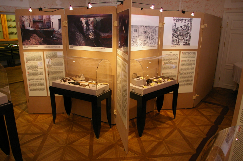 Näitus "Manu et mente" (keskaegne ja keskajast mõjustatud käsitöö). Tartu Linnamuuseum, 2007.