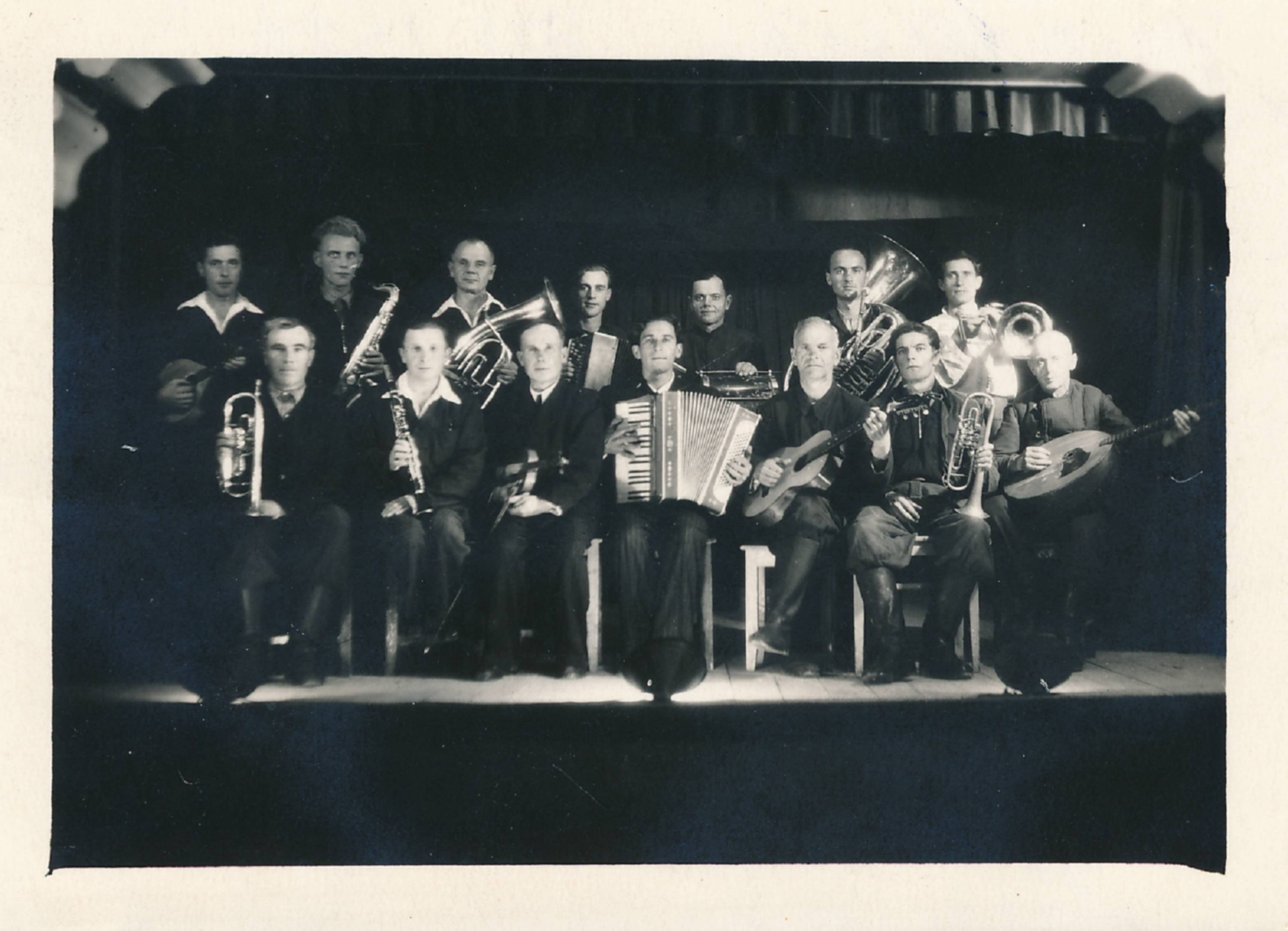 Grupifoto. Represseeritud eestlased (laulu- ja pillimehed) Vologda oblasti Šeksna vangilaagris. 1955.a.