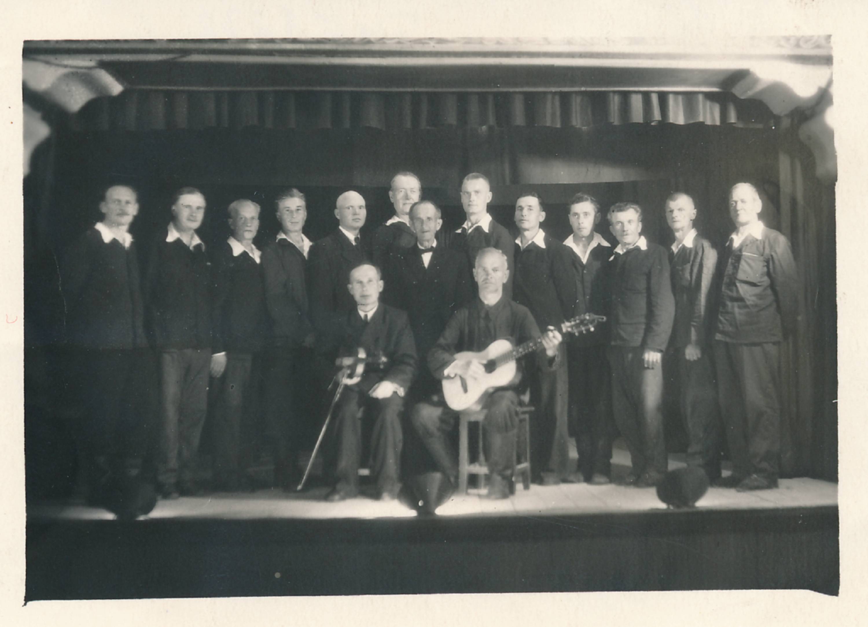 Grupifoto. Represseeritud eestlased (laulu- ja pillimehed) Vologda oblasti Šeksna vangilaagris. 1955.a.