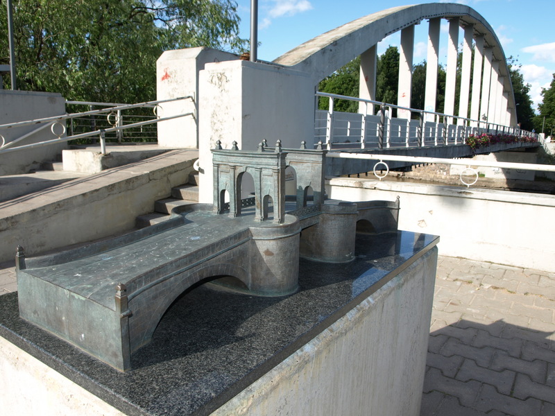 Skulptuur: Kivisild (Kivisilla makett) Kaarsilla juures Emajõe paremkaldal. Tartu, 2008.