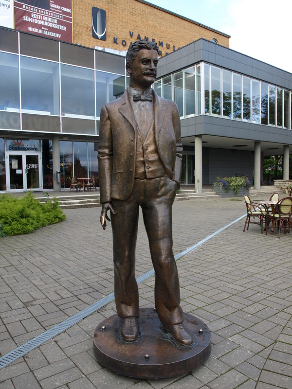 Dekoratiivskulptuur: Karl Menning (skulptor Mare Mikoff) Vanemuise teatri ees terrassil. Tartu, 2008.