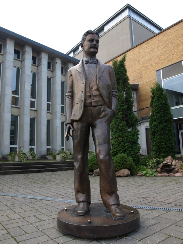 Dekoratiivskulptuur: Karl Menning (skulptor Mare Mikoff) Vanemuise teatri ees terrassil. Tartu, 2008. Foto Tiia Reisner.