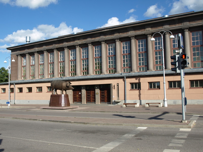 Dekoratiivskulptuur: Siga (skulptor M. Karmin) turuhoone ees. Tartu, 2008. Foto Tiia Reisner.