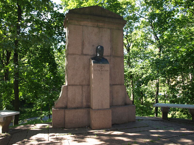 Mälestusmärk: Ernst Bergmann. Tartu, Toomemägi, 2008. Foto Tiia Reisner.