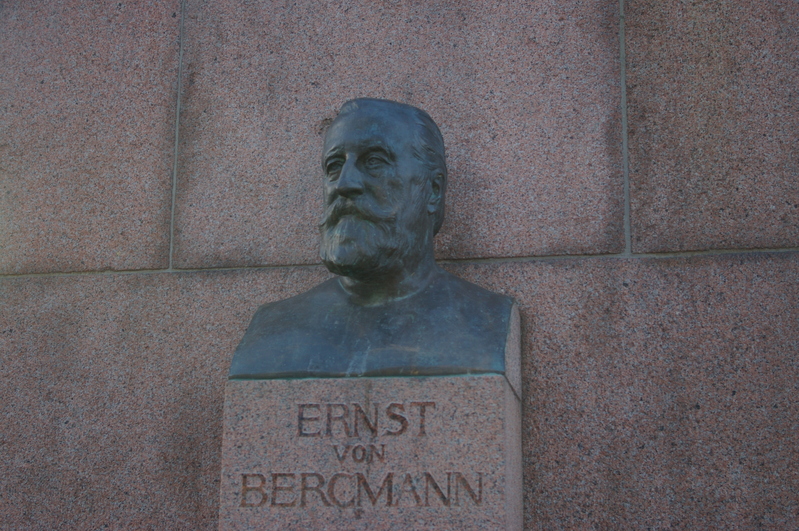 Mälestusmärk: Ernst Bergmann. Tartu, 2008. Foto Tiia Reisner.