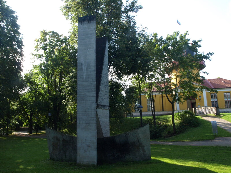 Mälestusmärk: Friedrich Georg Wilhelm Struve; taga tähetorn. Tartu, 2008. Foto Tiia Reisner.