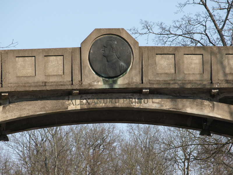 Kuradisild. Sillakaarel bareljeef: Aleksander I. Tartu, 2008.