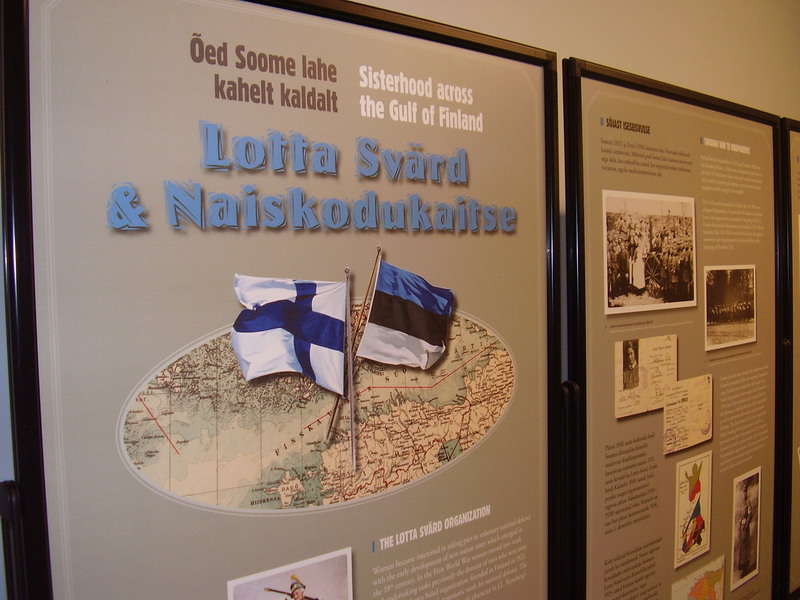 Digifoto.  
Näitus "Õed Soome lahe kahelt kaldalt. Lotta Svärd ja Naiskodukaitse". Tartu, 2007.