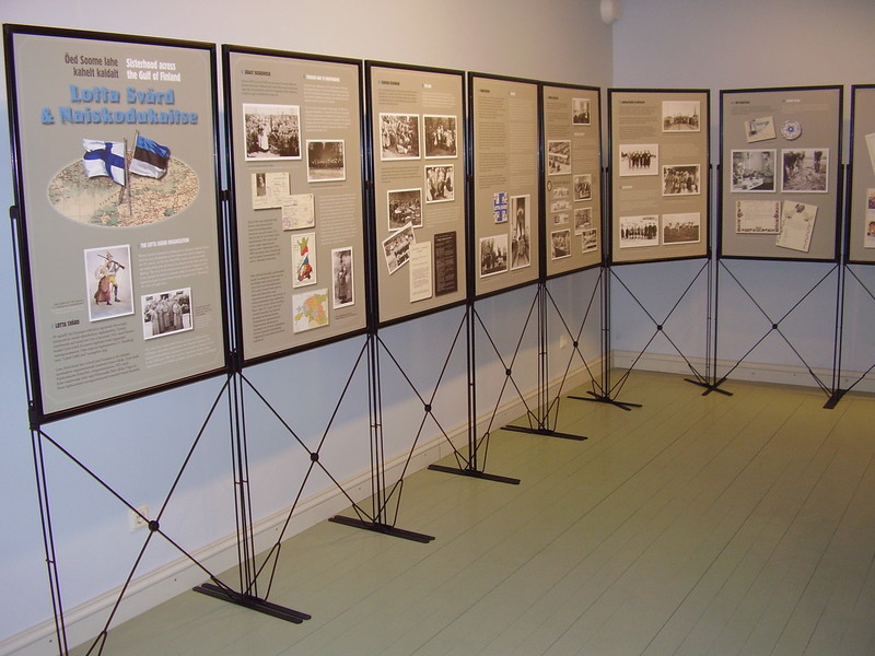 Digifoto.  
Näitus "Õed Soome lahe kahelt kaldalt. Lotta Svärd ja Naiskodukaitse". Tartu, 2007.