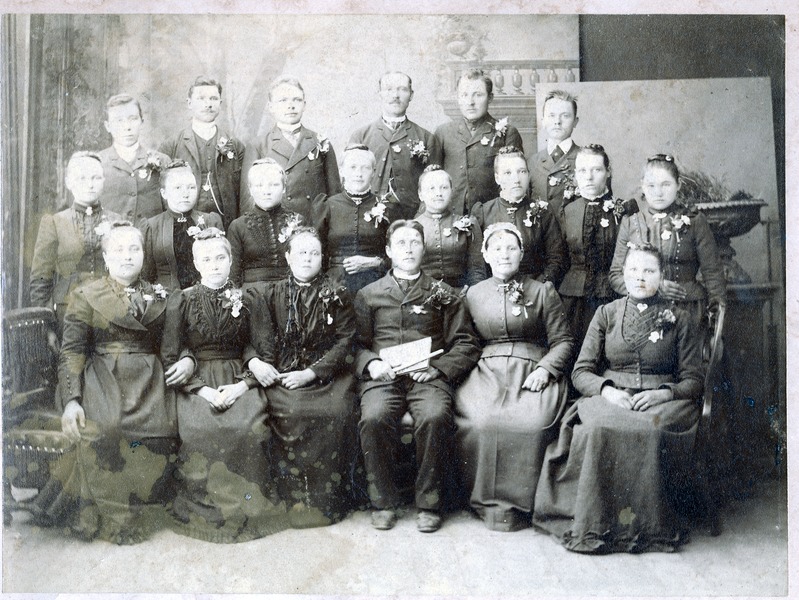 Foto. Arvatavasti V üldlaulupidu Tartus 1894. a. 
Luunja laulukoor. I rida: vasakult  neljas Märt Teder, tema kõrval abikaasa Miina (5.).