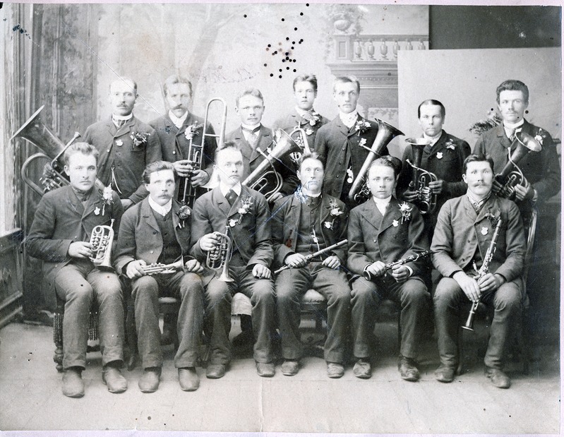 Foto.  Arvatavasti V  üldlaulupidu Tartus 1894. a.
Luunja kooli orkester. I rida: vasakult 4. Märt Teder, kes oli Luunja kooli õpetaja.