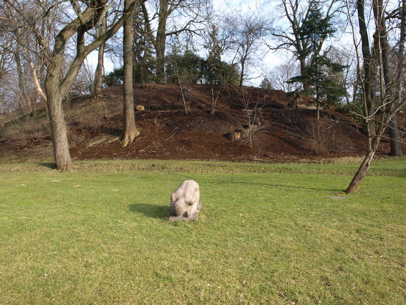 Botaanikaaed: skulptuur (põlvitav mees). Tartu, 2008.