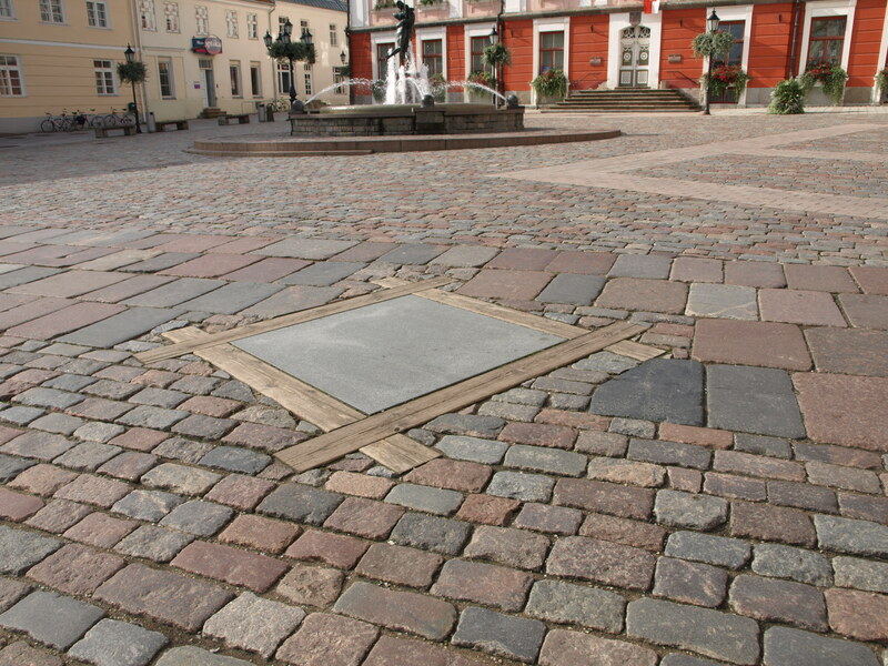 Raekoja plats: keskaegse kaevu asukoht. Tartu, 2008.