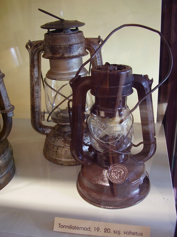 Näitus "Rohkem valgust!" (valgustid läbi aegade). Tartu, 2007.