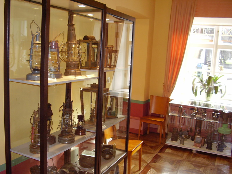 Näitus "Rohkem valgust!" (valgustid läbi aegade). Tartu, 2007.