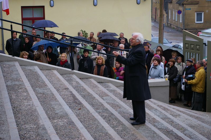 Tartu laulupeomuuseum, avamine. Dirigent Kuno Areng  juhatab laulukoori. 19.10.2007