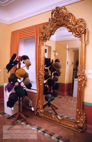 Foto ja negatiiv: peakatete näitus "Kiivrist kübarani", 2002.