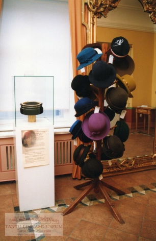 Foto ja negatiiv: peakatete näitus "Kiivrist kübarani", 2002.