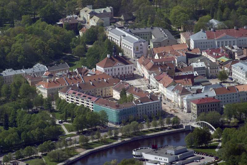 Aerofoto. Raekoja plats; Vabaduse puiestee. Tartu, 2005.