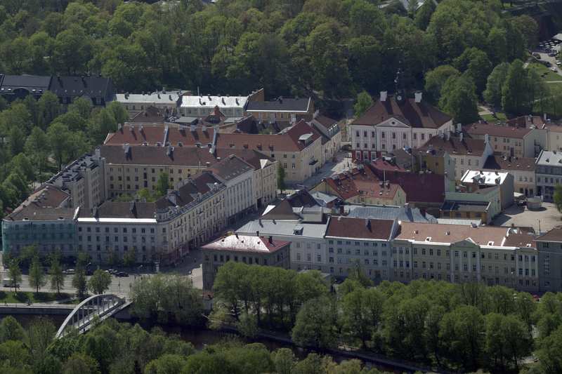 Aerofoto. Raekoja plats; kaarsild. Tartu, 2005.