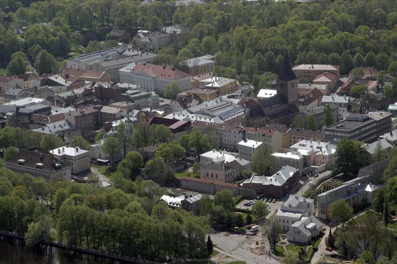 Vaade õhust. Vanalinn, all paremal botaanikaaed. Tartu, 2005.