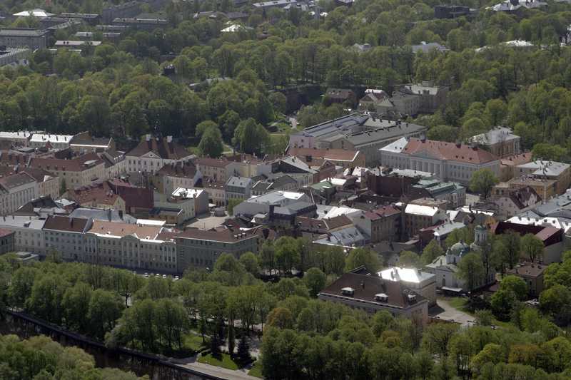 Vaade õhust. Ees Emajõe park; vanalinn, taga ülikooli peahoone. Tartu, 2005.