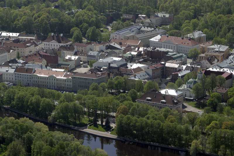 Vaade õhust. Ees Emajõe park; vanalinn, taga ülikooli peahoone. Tartu, 2005.