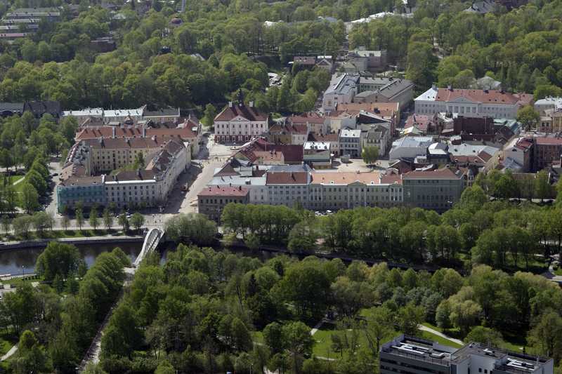 Vaade õhust. Ees ülejõe park; Raekoja plats; kaarsild. Tartu, 2005.