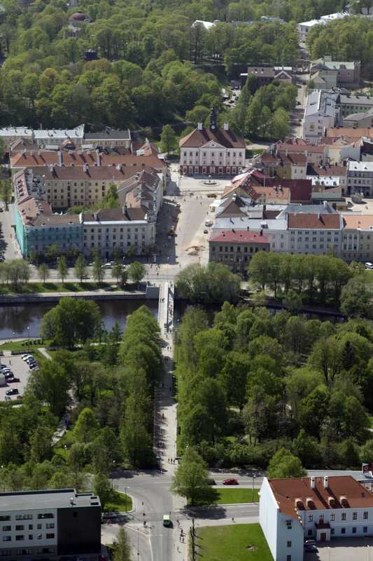 Vaade õhust. Ees Raatuse t ja Narva mnt nurk; ülejõe park; kaarsild; Raekoja plats. Tartu, 2005.