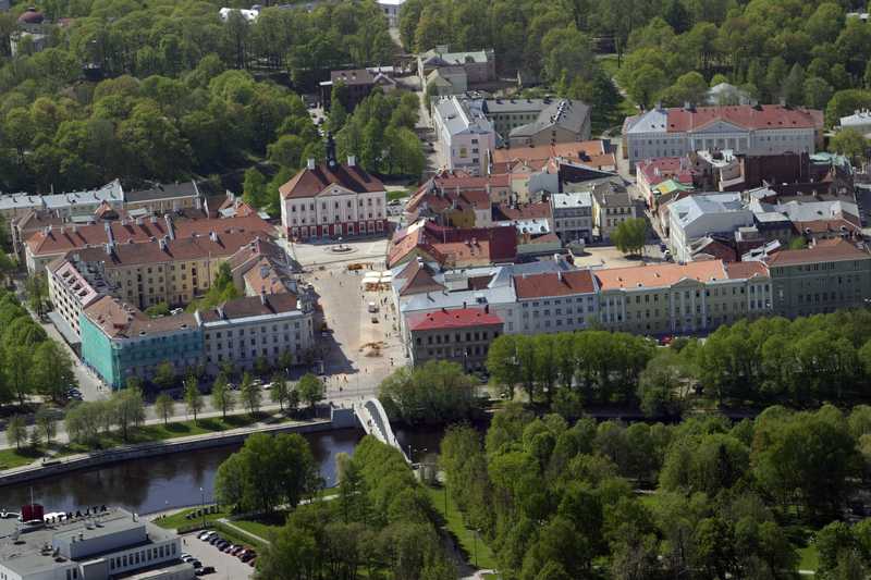 Vaade õhust. Ees ülejõe park, Atlantis (all vasakul);  Vabaduse pst, Raekoja plats; vanalinn. Tartu, 2005.