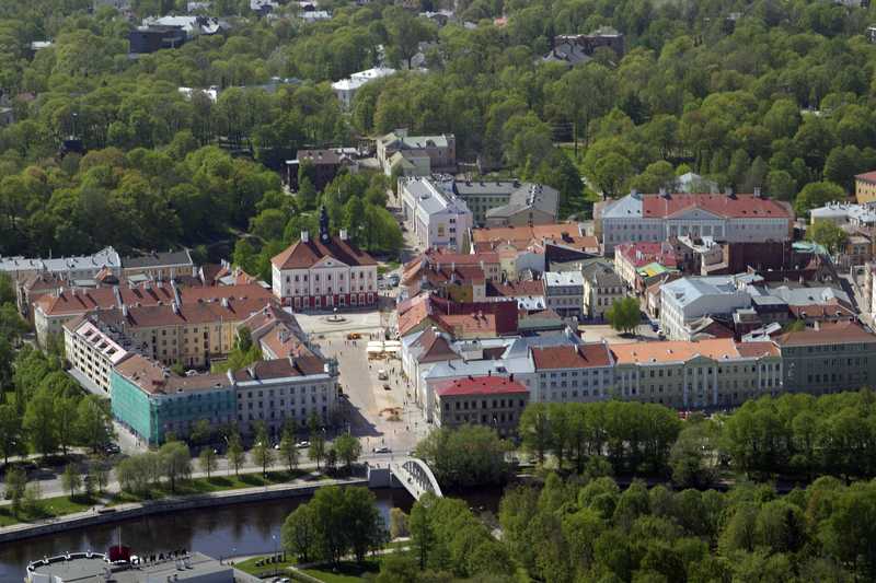 Vaade õhust. Vabaduse pst; Raekoja plats; vanalinn. Tartu, 2005.