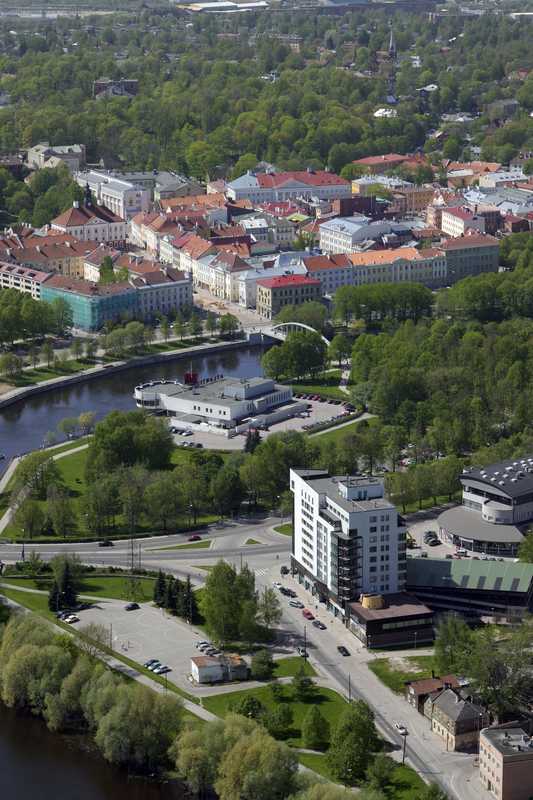 Vaade õhust. All ees Fortuuna t; Atlantis (keskel); taga vanalinn. Tartu, 2005.