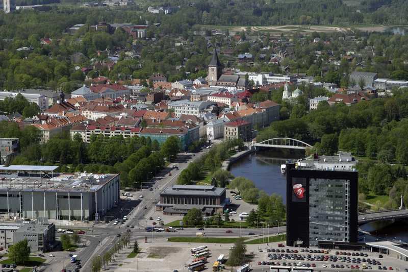 Vaade õhust. Ees Riia mnt ja Turu t ristmik; taga vanalinn. Tartu, 2005.