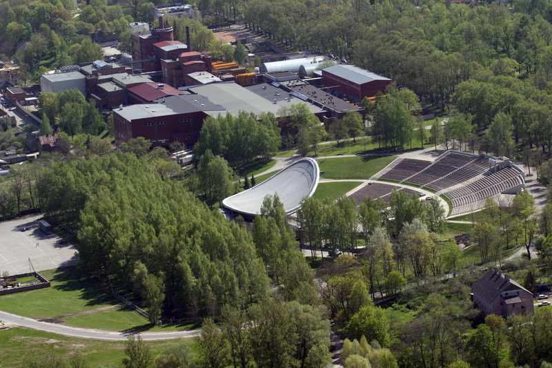 Vaade õhust. Tähtvere lauluväljak, taga õlletehas A Le Coq. Tartu, 2005.