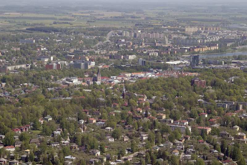 Aerofoto. Keskel Peetri kirik (ees) ja Jaani kirik; taga Annelinn. Tartu, 2005.