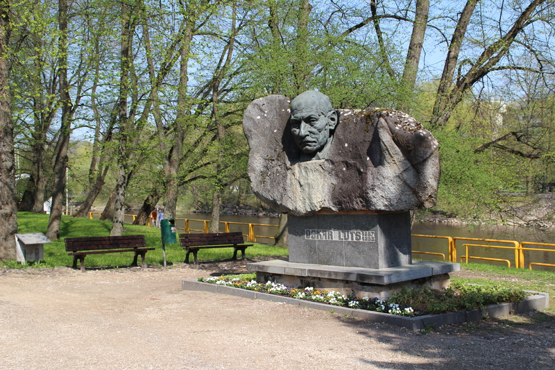 Emajõe park. Mälestusmärk: Oskar Luts. Tartu, 2019.