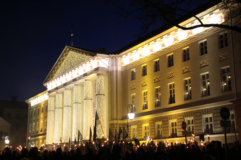 Tartu ülikool. Rahvusülikooli 100. aastapäev, pidustused, tõrvikurongkäik peahoone ees. 2019