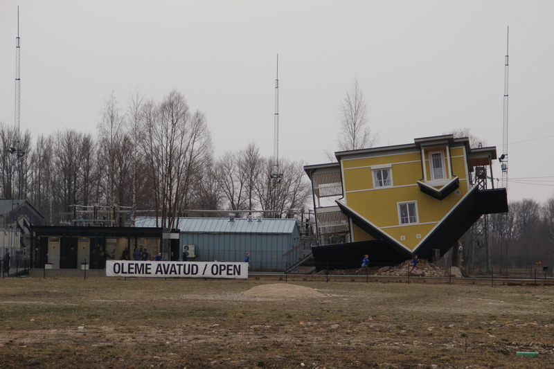 Tagurpidi maja (Roosi 86). Tartu, 2019.